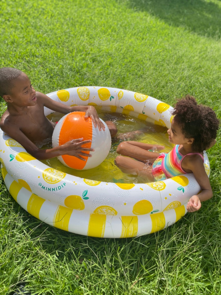 Summer Activity - Backyard Water Play #summeractivities #summerbucketlist #summerfun #kidsactivities #freeactivitiesforkids #cheapactivitiesforkids