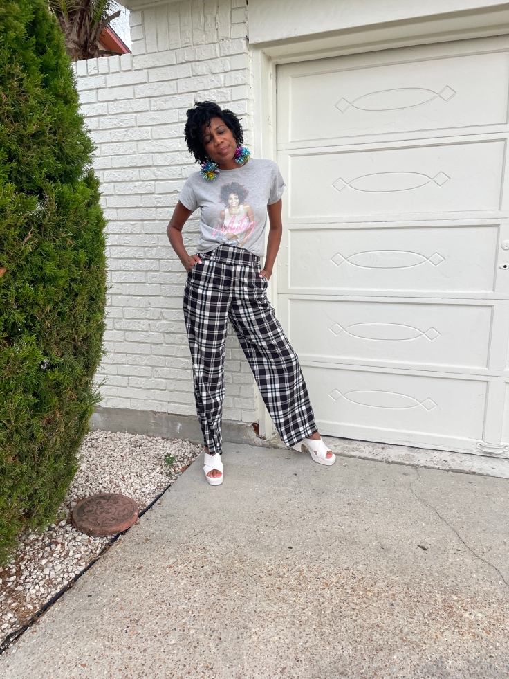 One way to style a graphic tee is with a front tuck | ordinarilyextraordinarymom #graphictees #graphicteeoutfit #graphictshirt #graphictshirtoutfit#stylingagraphictee
