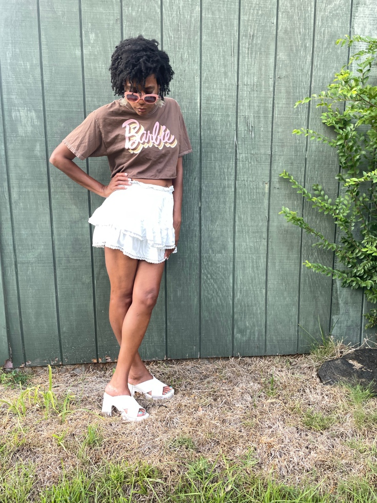 Pairing a cropped tee with a tiered mini is a cute way to style an outfit | ordinarilyextraordinarymom #graphictees #graphicteeoutfit #graphictshirt #graphictshirtoutfit#stylingagraphictee