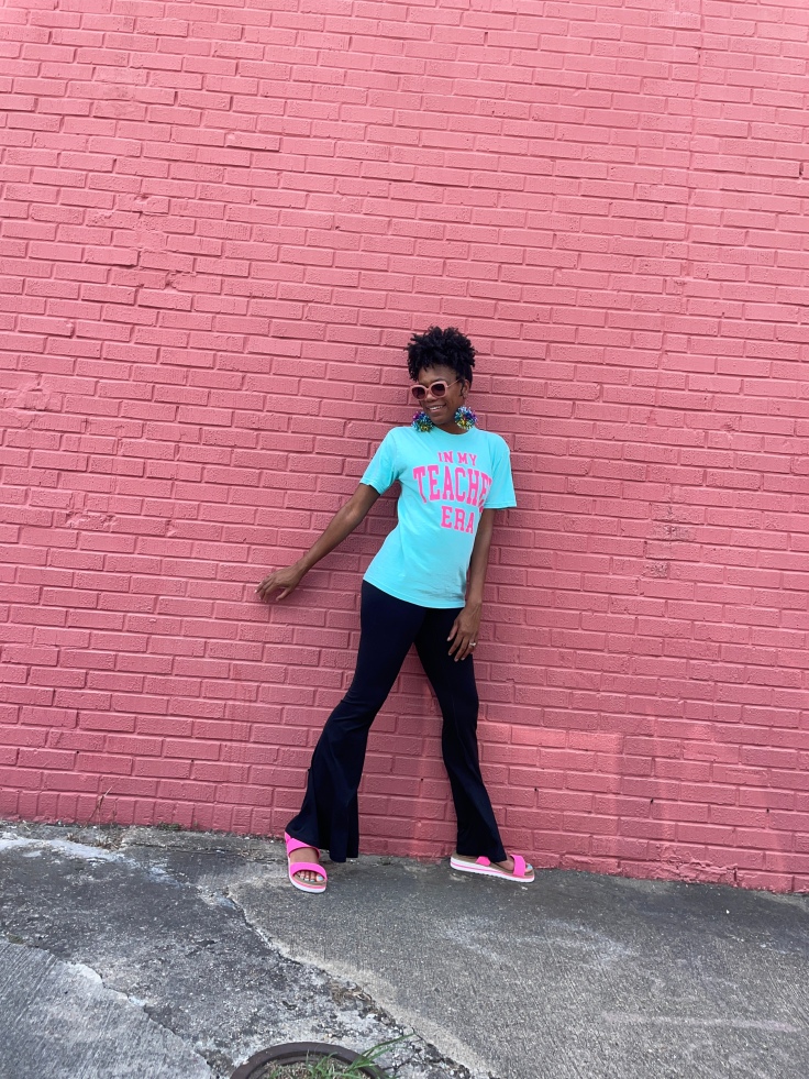 You can wear a graphic tee untucked with leggings or tight fitted bottoms | ordinarilyextraordinarymom #graphictees #graphicteeoutfit #graphictshirt #graphictshirtoutfit#stylingagraphictee